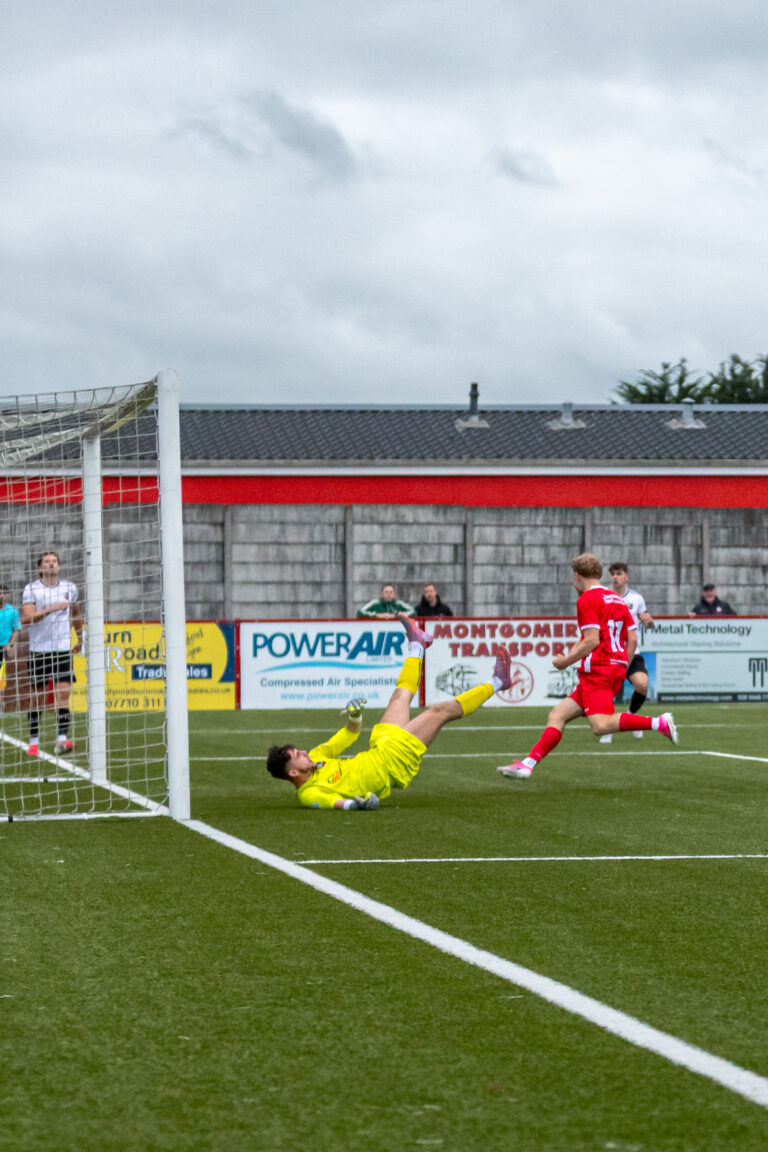 Blistering first-half sees Comrades overwhelm Banbridge