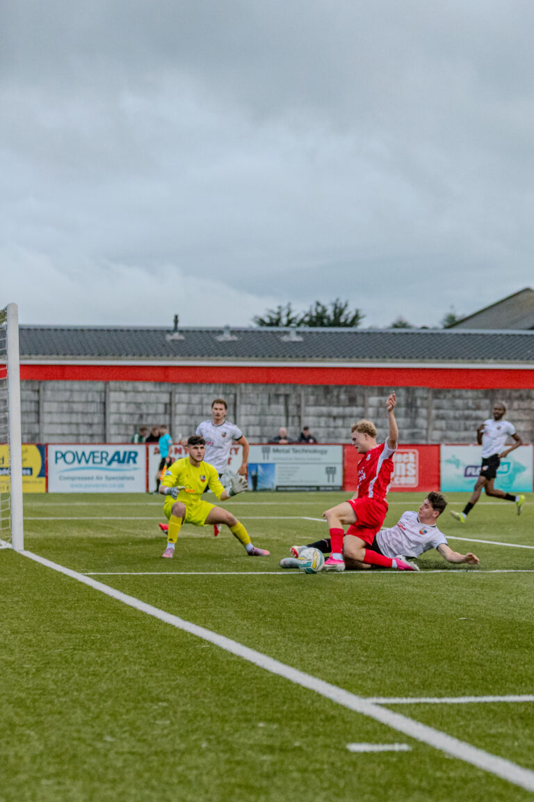 Blistering first-half sees Comrades overwhelm Banbridge
